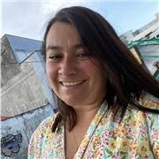 Profesor de ciencias naturales imparte clases de química básica a estudiantes de bachillerato